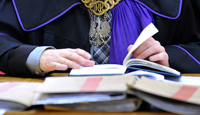 Zarzut umyślnego uszkodzenia ciała usłyszał ojciec 3-miesięcznego Piotrusia ze Świecia. 21-letni Adrian N. twierdził, ze dziecko wypadło mu z rąk podczas karmienia.