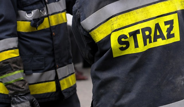 Strażacy gaszą pożar domu jednorodzinnego w Świdwinie. Straż pożarna otrzymała zgłoszenie przed godziną 15. Na miejsce pojechało pięć zastępów.