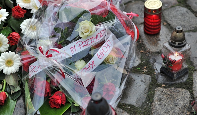 Pomnik Smoleński stanie u zbiegu ulic Focha i Trębackiej w Warszawie - taką decyzję podjęła w czwartek tamtejsza rada miasta. Przeciwko tej lokalizacji byli radni Prawa i Sprawiedliwości, którzy chcieli by pomnik stanął na Krakowskim Przedmieściu w okolicach Pałacu Prezydenckiego.