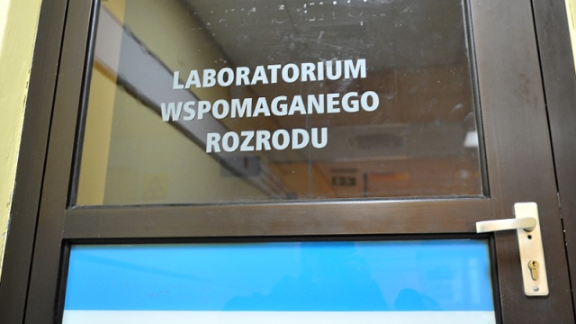 Sejm odrzucił projekt PiS zakazujący in vitro oraz projekt SLD o świadomym rodzicielstwie - podaje portal onet.pl.