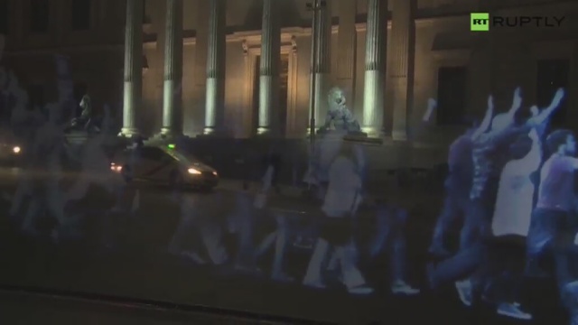 Zamiast protestujących hologramy - taką demonstrację zorganizowali aktywiści przed budynkiem parlamentu w Madrycie.