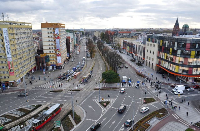 Autobus linii D uszkodził sygnalizator świetlny przy Placu Żołnierza w Szczecinie.
