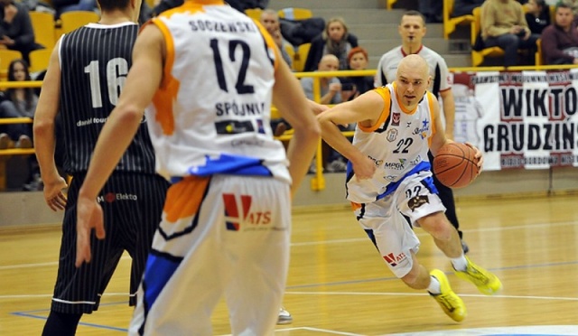Stargardzcy koszykarze zmierzą się w sobotę we własnej hali z Legią Warszawa w trzecim meczu fazy play-off w walce o awans do półfinału rozgrywek.