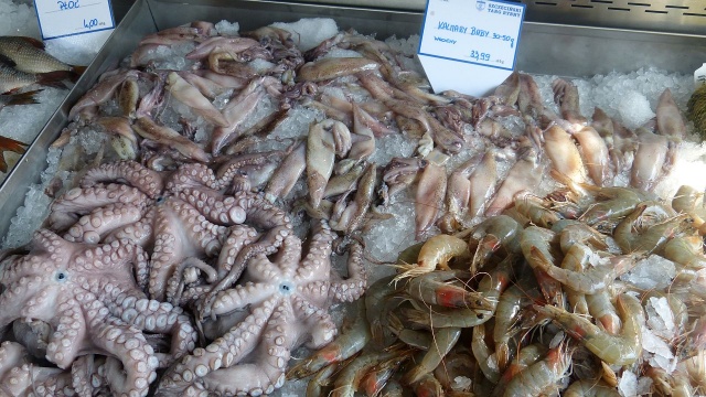 Kalmary, ośmiornice, krewetki, dorsze i śledzie - między innymi takie przysmaki można kupić na statku Ładoga przy Wałach Chrobrego w Szczecinie. Od soboty działa tam targ rybny.