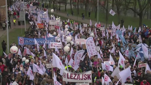 Tysiące niezadowolonych z polityki rządu na ulicach Warszawy [WIDEO]
