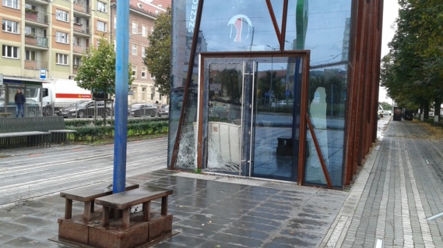 Szklany pawilon w Alei Kwiatowej będzie remontowany. Szyby zniszczone w wypadku z czerwca ubiegłego roku mają zostać w końcu wymienione. Trwa przetarg na wykonawcę.