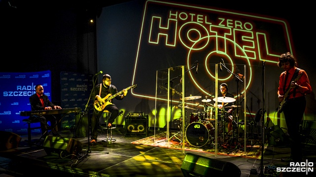 Szczeciński zespół Hotel Zero zaprezentuje się podczas kolejnej odsłony naszego cyklu [3x1]. Koncertu grupy będzie można posłuchać w piątkowej audycji Schody do nieba w Radiu Szczecin. Start po godz. 22.