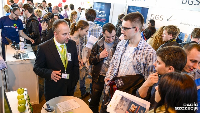 Kilkaset osób rozpoczęło wstępne rozmowy z nowymi pracodawcami - to bilans Targów Pracy Pomorza Zachodniego, które w czwartek odbyły się w Szczecinie.