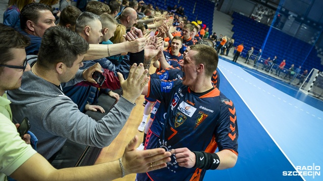 Piłkarze ręczni Pogoni Szczecin awansowali do półfinału Mistrzostw Polski. Drużyna trenera Rafała Białego wygrała w czwartek w hali Azoty Arena ze Stalą Mielec 28:25 w trzecim meczu fazy play-off. Szczecinianie w rywalizacji do dwóch zwycięstw pokonali mielczan 2:1.