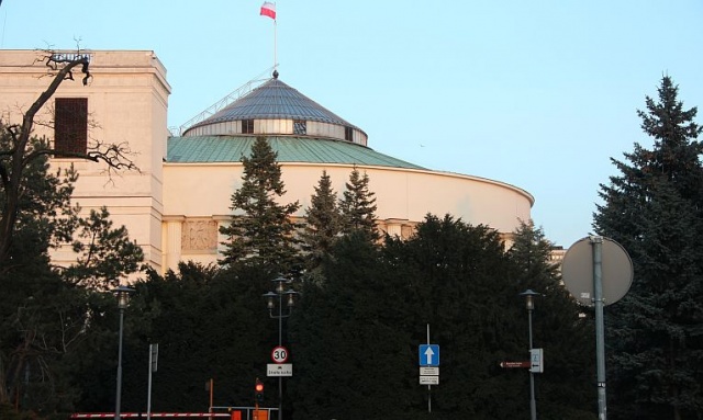 Byli posłowie chcą większych pieniędzy dla swoich kolegów z sejmowych ław. Jak donosi Rzeczpospolita, stowarzyszenie skupiające byłych parlamentarzystów domaga się wyższych pensji za pracę w Sejmie, a także przywilejów dla tych polityków, którym nie uda się zdobyć mandatu na kolejną kadencję.