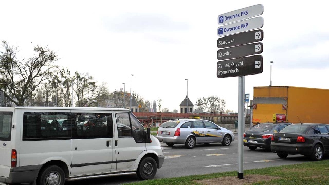 Mieszkańcy Szczecina krytykują tablice tworzące turystyczne oznakowanie regionu. Uważają że są brzydkie, ustawione w złych miejscach i nic nikomu nie mówią.