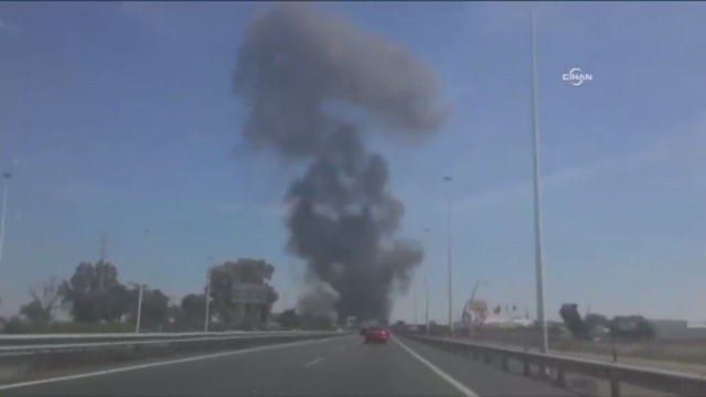 Trzy osoby zginęły, dwie zostały ranne, a kolejne dwie uznano za zaginione. To bilans katastrofy samolotu transportowego, który rozbił się w Sewilli. Maszyna uderzyła w ziemię chwilę po starcie i zaczęła płonąć.