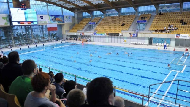 Arkonia Szczecin przegrała w pierwszym sobotnim meczu ekstraklasy waterpolistów z obrońcą mistrzowskiego tytułu ŁSTW Łódź 7:9.