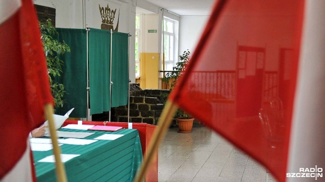 Wyniki pierwszej tury wyborów są sporym zaskoczeniem - w taki sposób niedzielne głosowanie skomentowali goście programu Radio Szczecin na Wieczór. Ich zdaniem, wynik drugiej tury głosowania, które odbędzie się za dwa tygodnie jest sprawą otwartą.