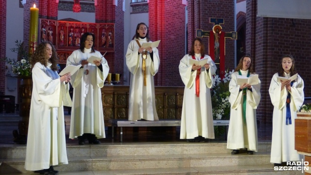 Średniowieczny dramat liturgiczny zabrzmiał w piątek wieczorem w szczecińskiej katedrze. Utwór sprzed blisko 900 lat zagrał i zaśpiewał krakowski zespół Flores Rosarum. Koncert odbył się w ramach 12 Szczecińskiego Festiwalu Muzyki Dawnej.