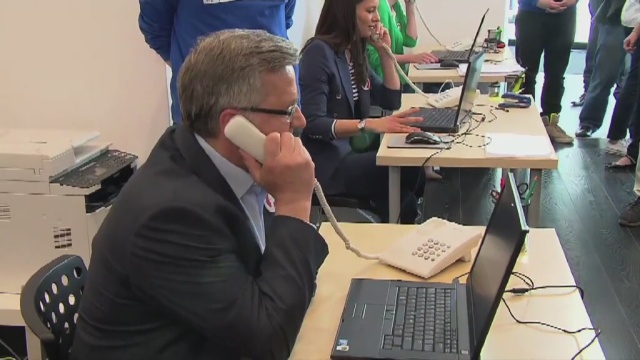 Telefon do przyjaciela - to kolejny pomysł sztabowców ubiegającego się o reelekcję prezydenta na zwiększenie poparcia.
