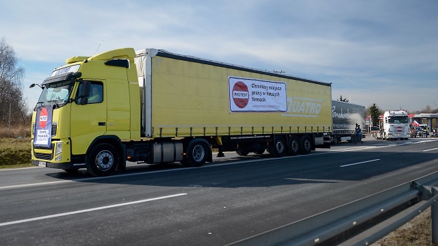 Komisja Europejska podejmie we wtorek decyzję w sprawie kontrowersyjnego przepisu, który uderza m.in. w polskich przewoźników.