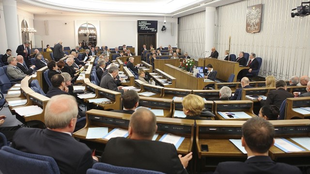 Senat zgodził się na przeprowadzenie ogólnopolskiego referendum w sprawie jednomandatowych okręgów wyborczych, finansowania partii i zasad dotyczących prawa podatkowego - podaje Tvn24. Polacy mieliby zagłosować 6 września.
