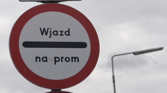 Od godz. 17 w czwartek samochody opuszczające Świnoujście promami Karsibór kierowane są na przystań rezerwową. Przy głównej pracują nurkowie.