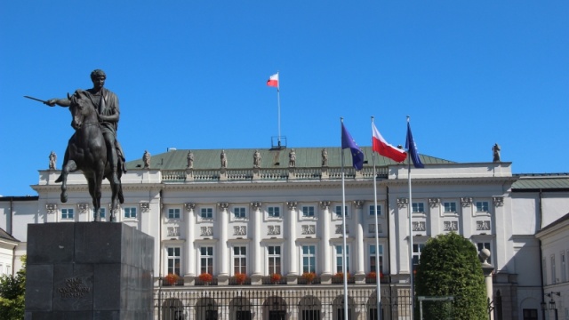 Kandydaci na prezydenta Polski walczą o głosy wyborców na finiszu kampanii. O północy zacznie obowiązywać cisza wyborcza.