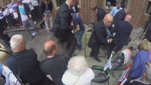 Jeżeli to był atak fizyczny, to ochrona dobrze zareagowała - tak skomentował incydent w Toruniu kandydat Prawa i Sprawiedliwości Andrzej Duda.