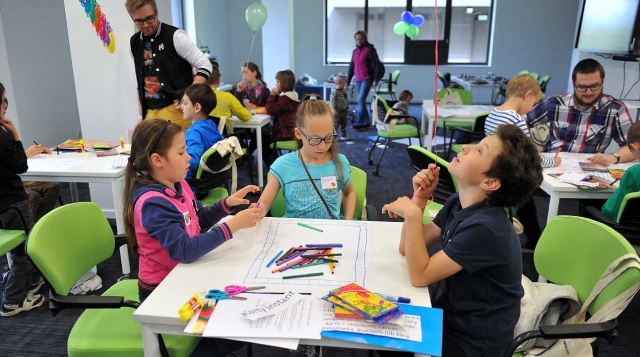 Zbudowali mini-roboty, sterowali zdalnie samochodami z komputera oraz dzięki specjalnej makiecie dowiedzieli się, jak działają światła drogowe. Wszystko to w ramach warsztatów z okazji Cyfrowego Dnia Dziecka w szczecińskim Technoparku Pomerania.