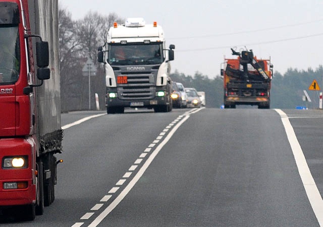 W święto Bożego Ciała obowiązuje zakaz ruchu dla ciężarówek, których masa całkowita przekracza 12 ton.
