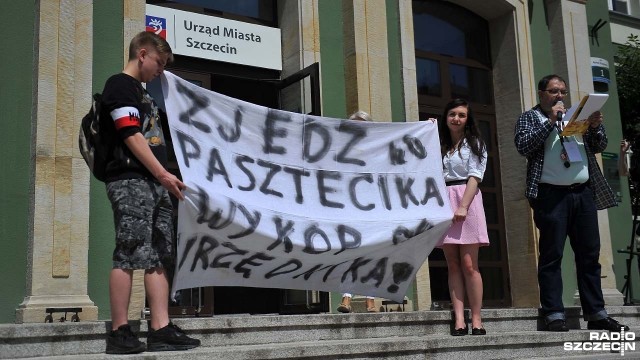 Garstka obrońców Pasztecika przed urzędem [ZDJĘCIA, WIDEO]