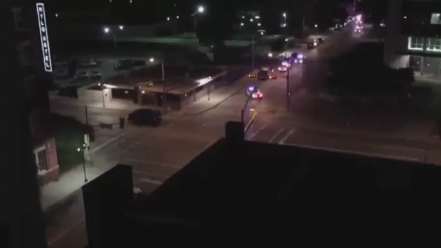 Strzelanina w USA. W sobotę nad ranem w Dallas nieznani sprawcy ostrzelali miejscowy posterunek policji - podaje portal Wp.pl.