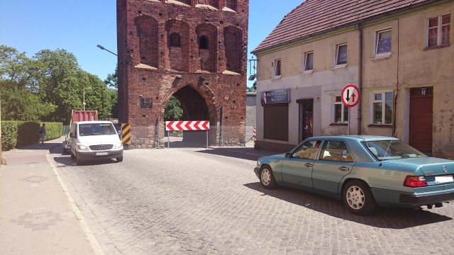 Niszczejący zabytek zagraża bezpieczeństwu kierowców. Gdy cegły spadły na jezdnię, drogowcy wprowadzili ruch wahadłowy. Za to nikt z urzędników nie potrafi odpowiedzieć na pytanie, do kogo należy opieka nad XIV-wieczną Basztą w Lipianach.