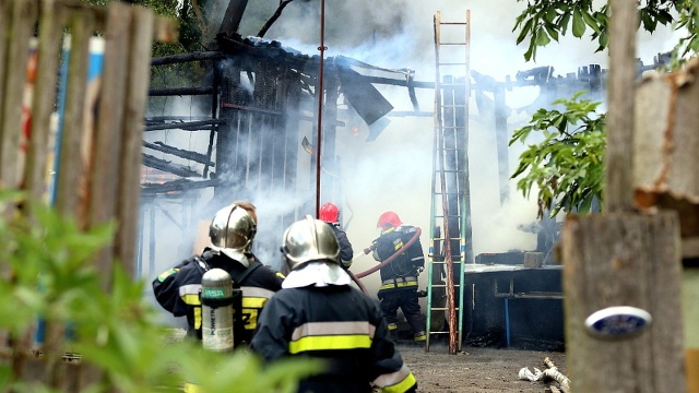 Pożar na ul. Dębowej w Policach. Straż pożarna gasi budynek gospodarczy.