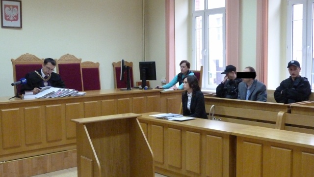 Pięć lat więzienia, 10-letni zakaz prowadzenia działalności gospodarczej związanej z obrotem nieruchomościami i odszkodowanie w wysokości blisko 250 tysięcy złotych. Taki wyrok zapadł w Sądzie Okręgowym w Szczecinie. Dariusz S. został skazany za oszustwa mieszkaniowe.