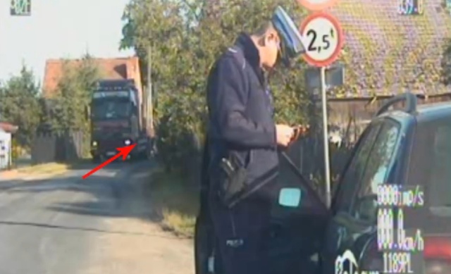 Do dwóch lat za kratami grozi mieszkańcowi gminy Bierzwnik za kierowanie ciężarówką bez prawa jazdy. W dodatku pojazd oraz przyczepa nie miały ważnych badań technicznych. Mężczyznę zatrzymali choszczeńscy policjanci.