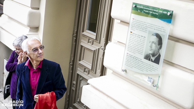 Tablica upamiętniająca Julo Levina zawisła na kamienicy przy ulicy Śląskiej 51 w Szczecinie.