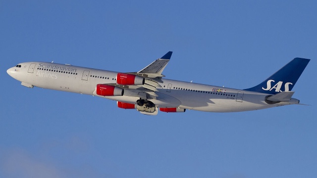 Samolot pasażerski linii Scandinavian Airlines lądował awaryjnie po południu na lotnisku imienia Chopina w Warszawie. Pilot zgłosił w trakcie lotu, że z kokpitu zaczął wydobywać się dym - podaje portal TVN24.