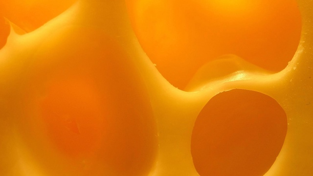 Szwajcarskiemu serowi pomogą... nanocząsteczki, będzie miał więcej dziur. Program badawczy umożliwiający poprawę jego właściwości będzie uruchomiony w Szwajcarii, jeszcze w tym roku.