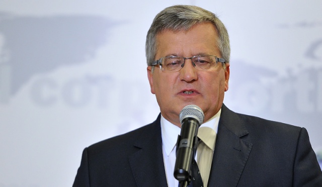 Prezydent Bronisław Komorowski odrzucił propozycję PiS dopisania kolejnych pytań do wrześniowego referendum. Jak powiedział podczas briefingu, trzeba się traktować poważnie.