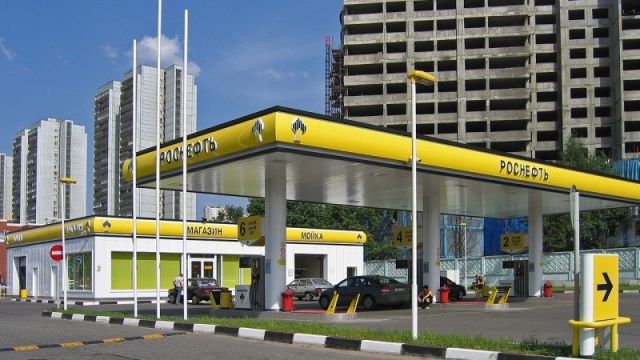 Rosjanie przejmują rafinerię w niemieckim Schwedt. Rosnieft odkupił od francuskiego Totala prawie 17 proc. akcji tej firmy. Kolejne udziały ma przejąć od brytyjskiego BP. W sumie będzie miał 54 proc. Może to oznaczać tańsze paliwo w Polsce - donosi Rzeczpospolita.