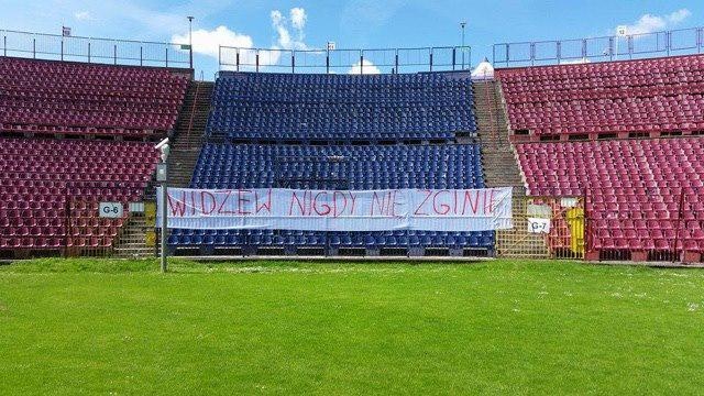 Kibice dwóch zwaśnionych ze sobą drużyn potrafią się wspierać. Na stadionie Pogoni Szczecin zawisł transparent Widzew nigdy nie zginie.