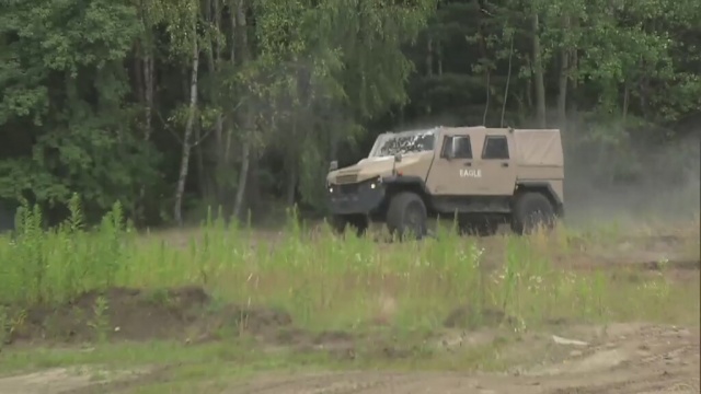 Polskie wojsko testuje nowy wóz opancerzony. To Eagle, czyli orzeł. Prezentacja dla przedstawicieli armii odbyła się w środę w Sulejówku w województwie mazowieckim.