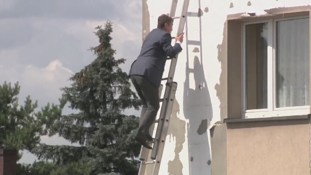 Wspiął się po drabinie na dach uszkodzonego domu. To jednak nie żaden rzeczoznawca, a sam minister administracji i cyfryzacji. Andrzej Halicki odwiedził w czwartek ofiary nawałnicy we wsi Wyry na Śląsku.