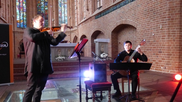 Międzynarodowy Festiwal Muzyki Kameralnej Artelier rozpoczął się w Szczecinie. W czwartek wieczorem w kościele św. Jana Ewangelisty wystąpili: skrzypek Jakub Rabizo oraz gitarzysta Jakub Kościuszko.