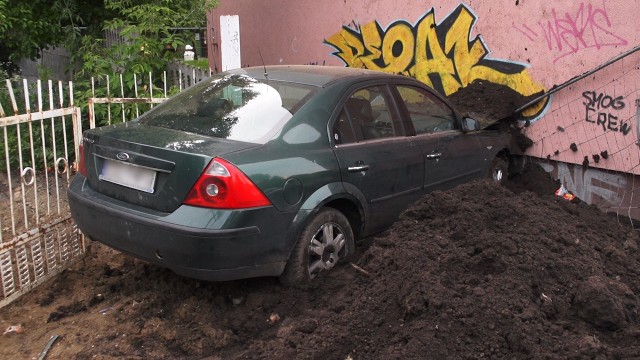 Potrącenie pieszego i zderzenie z budynkiem na Pomorzanach [ZDJĘCIA]