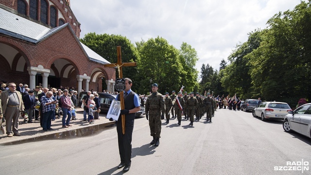 Bliscy i przyjaciele pożegnali Konrada Strycharczyka ps. Słowik. Pogrzeb żołnierza legendarnego oddziału majora Hieronima Dekutowskiego Zapory odbył się w środę w południe na Cmentarzu Centralnym w Szczecinie.