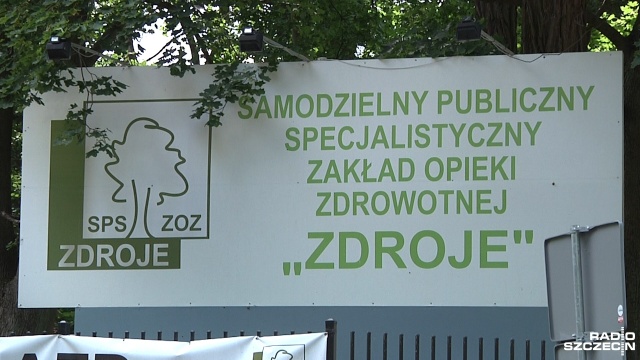 Do niedawna było sześciu dyrektorów, ale ostatnio siódmym - ds. Rozwoju i Rozliczeń z Narodowym Funduszem Zdrowia - został radny PO, były kandydat tej partii na prezydenta miasta - stomatolog Łukasz Tyszler.