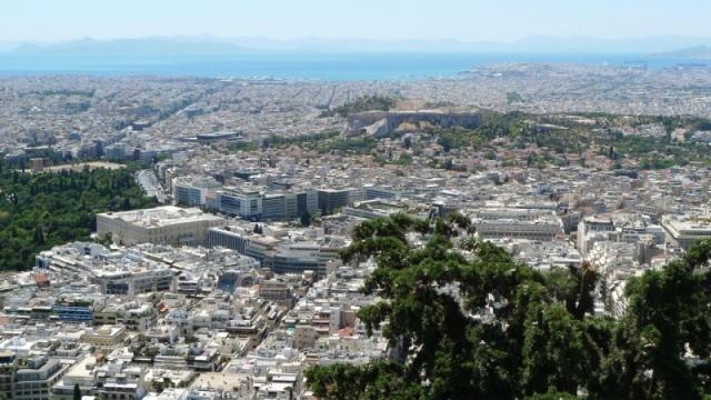 Greckie banki będą otwarte od poniedziałku - taką decyzję podjął rząd w Atenach. Oddziały i instytucje finansowe były zamknięte przez trzy ostatnie tygodnie. Miało to powstrzymać masowe wypłacanie gotówki z banków.