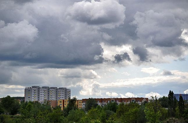 Strażacy wciąż usuwają skutki burz, które przeszły nad centralną Polską. W Wielkopolsce, na Śląsku i Mazowszu padał grad wielkości piłek do golfa i wiał huraganowy wiatr, który zrywał dachy i linie wysokiego napięcia.