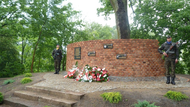 Pomnik Poległych w Służbie Rzeczypospolitej Polskiej odsłonięto w niedzielę w Węgorzynie. Monument to długi na kilka metrów mur z czerwonej cegły.
