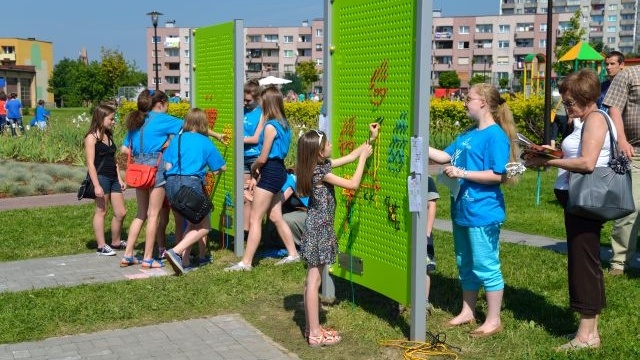 Nowoczesny, kilkumetrowy panel do robótek ręcznych może stanąć w Parku Kasprowicza. O instalację do nauki haftowania i szycia w skali makro rywalizuje 13 polskich miast.