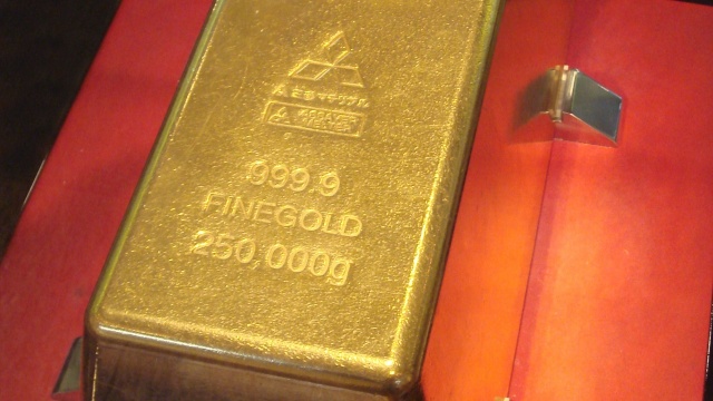 Jak donosi BBC, na rynkach azjatyckich uncja w poniedziałek osiągnęła cenę 1088 dolarów. To najniższy poziom od pięciu lat.